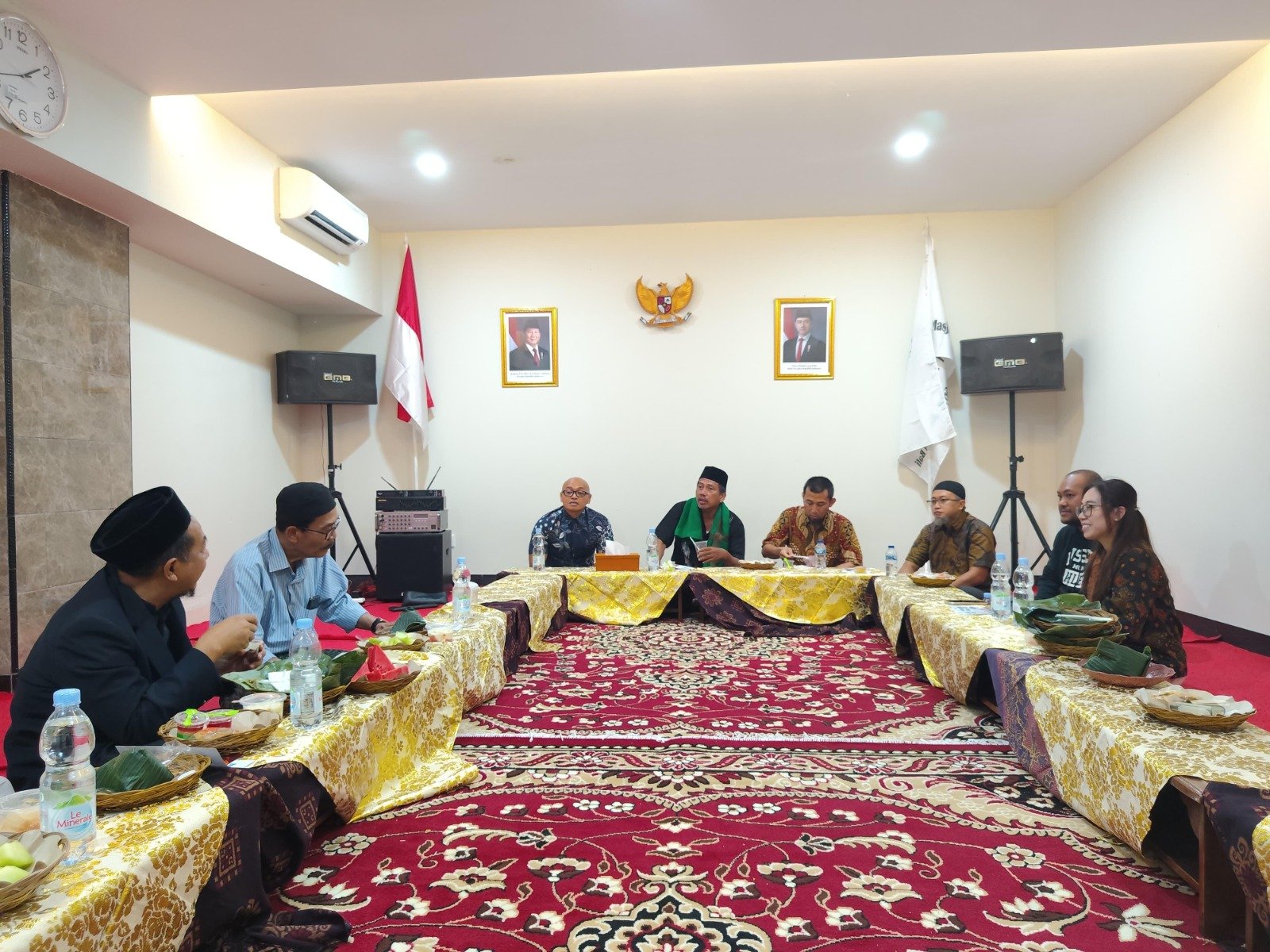 PLN Icon Plus Tebar Kebahagiaan dengan Berbagi Makanan di Masjid Al-Fattah