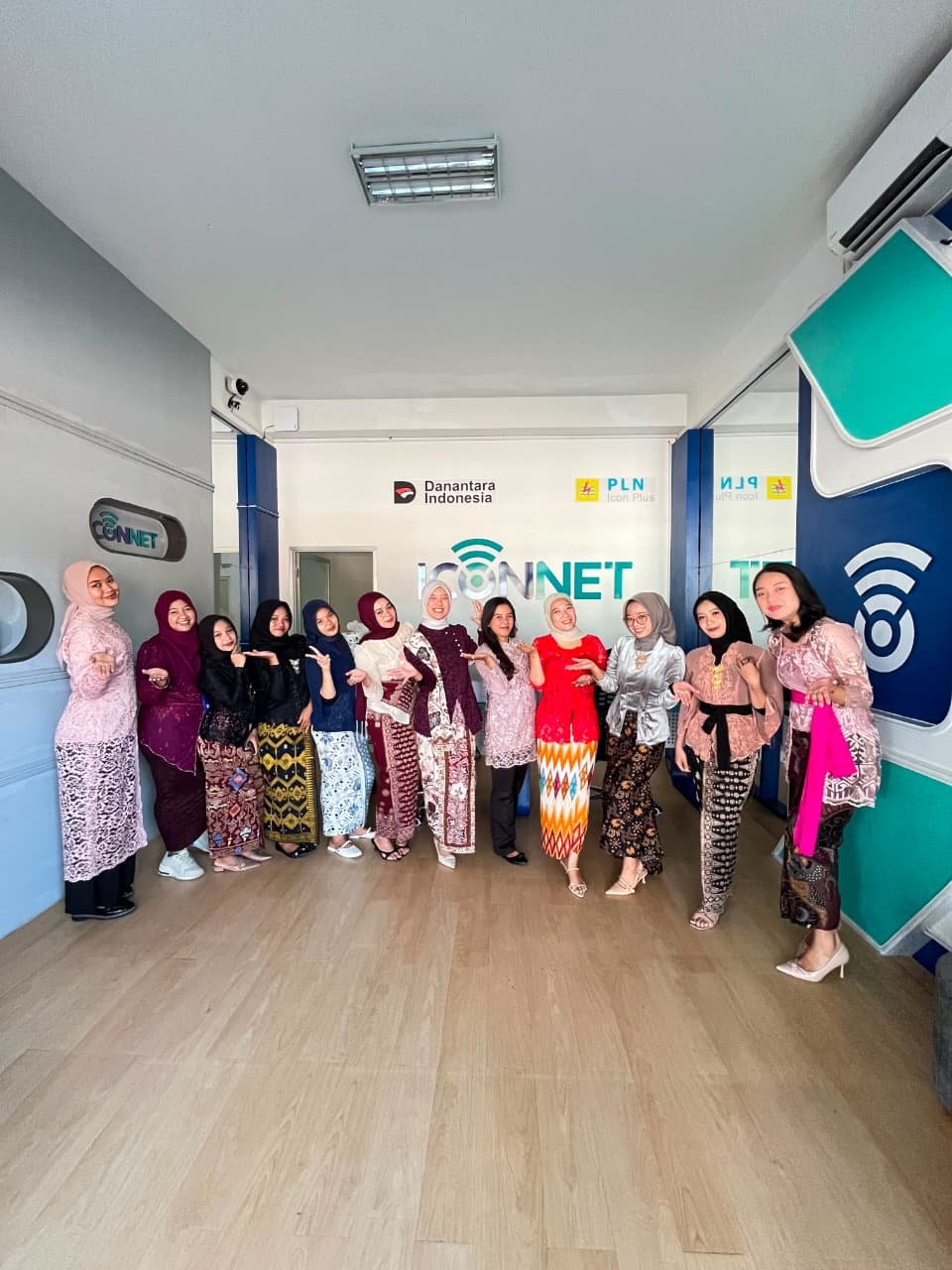 PLN Icon Plus Perkuat Budaya Bangsa Melalui Penggunaan Kebaya di Lingkungan Kerja